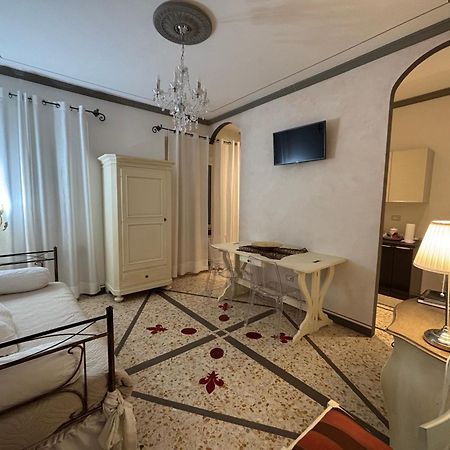 Palazzo Mari Suite & Rooms B&B Montevarchi Extérieur photo