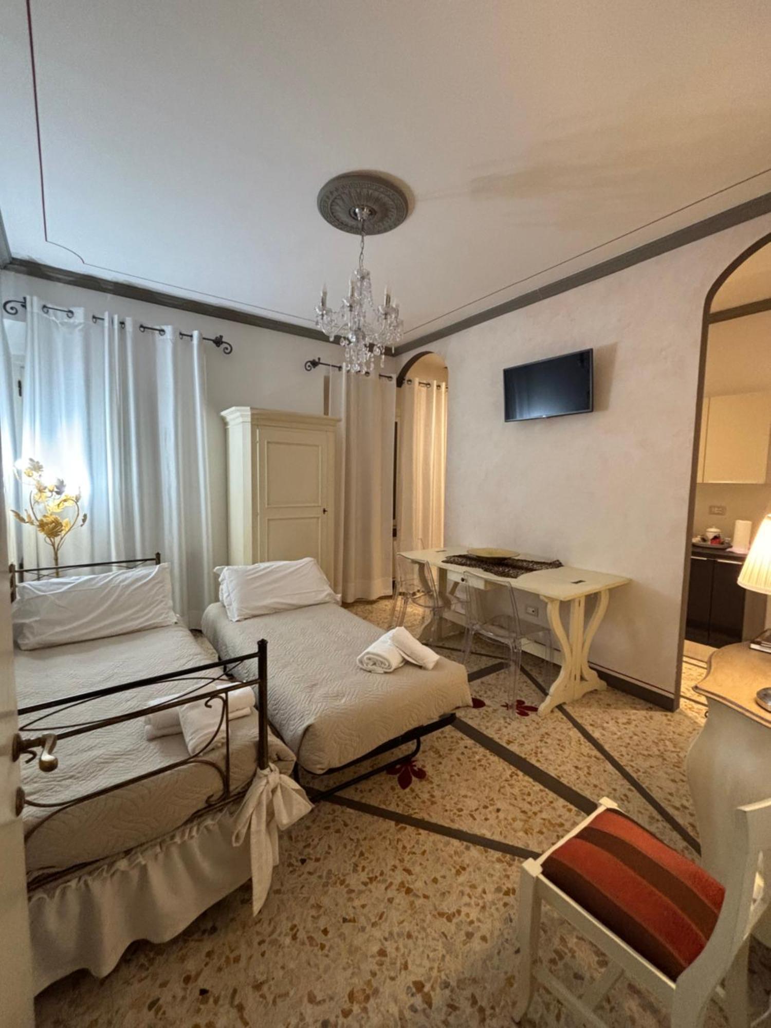 Palazzo Mari Suite & Rooms B&B Montevarchi Extérieur photo