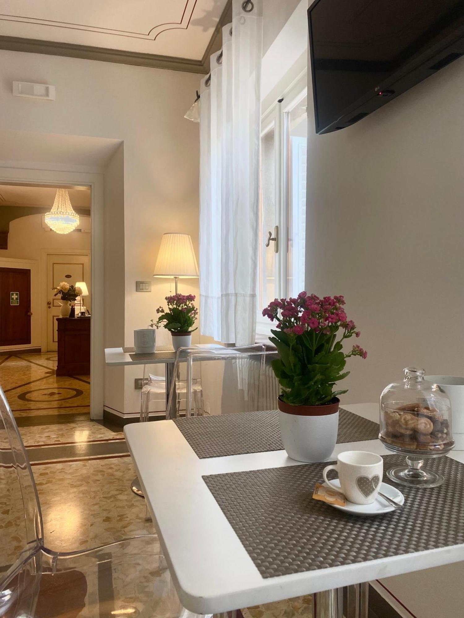 Palazzo Mari Suite & Rooms B&B Montevarchi Extérieur photo